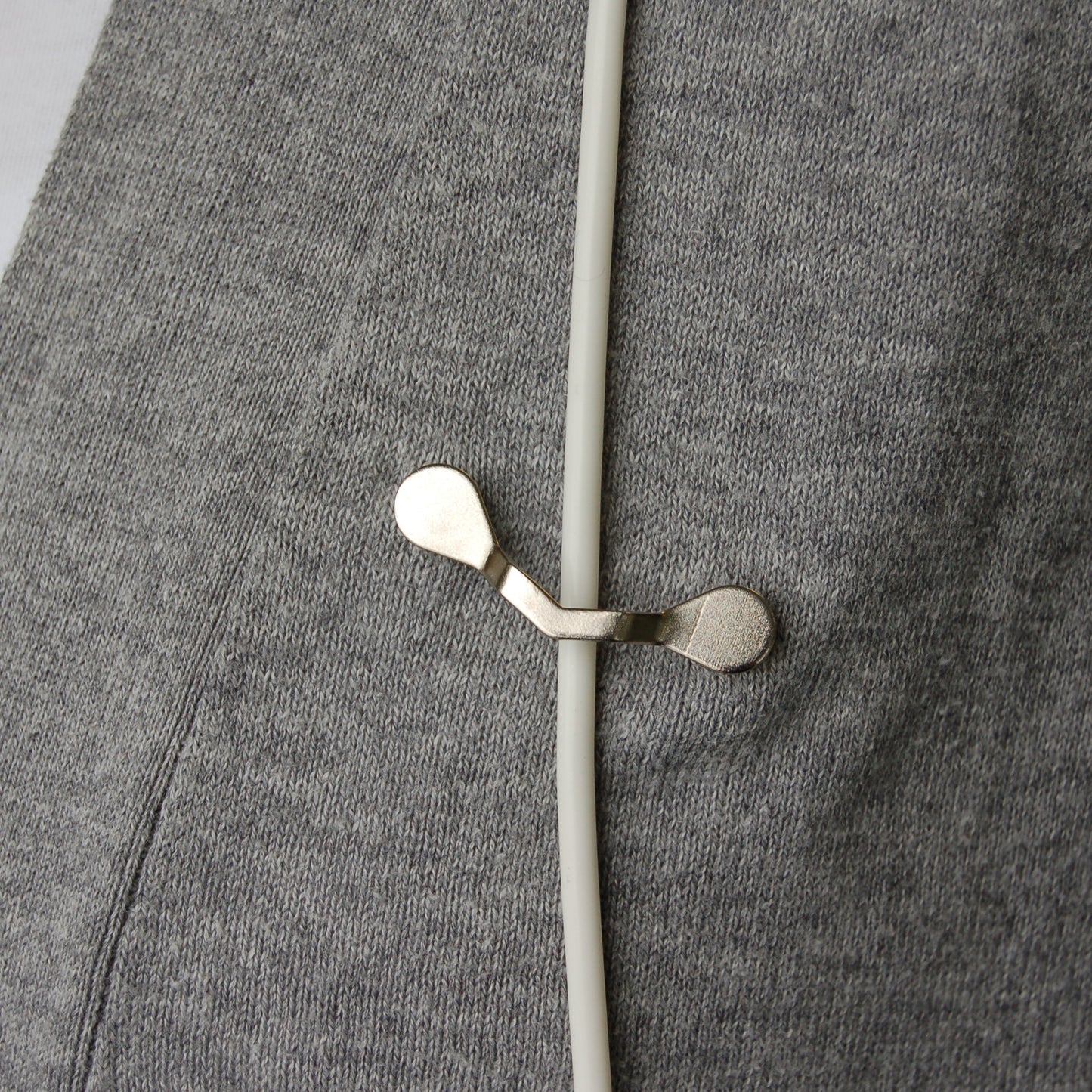 Magnetic holding clip for cables of various probes
